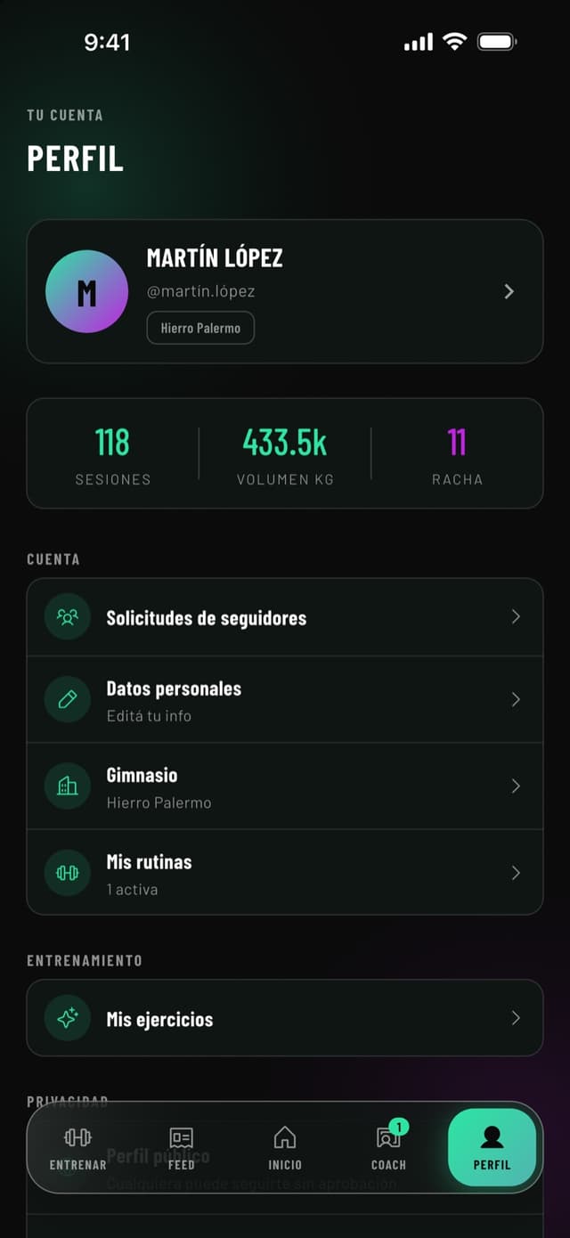 Perfil con sesiones acumuladas, volumen total y racha, y los accesos a datos personales, gimnasio y rutinas